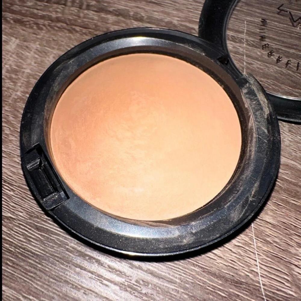 MAC Cosmetics‎ medium dark MINERALIZE SKINFINISH NATURAL